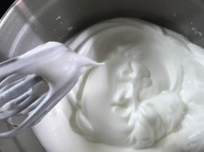 蛋清分次加糖打至硬性。