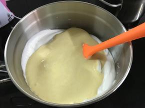 取三分之一的蛋白混入搅拌好的小米蛋黄液中，翻拌均匀。