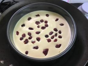 将蛋糕模放入蒸锅中，大火煮开了转中火，蒸30分钟熄火，焖5分钟后再开盖。