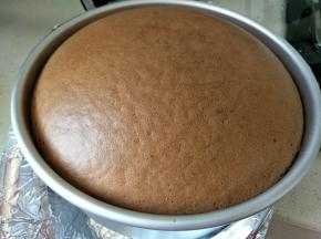 烤制一个可可戚风蛋糕或原味戚风。