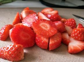 草莓切成片，奶油打发。