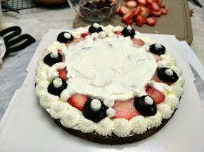 一片蛋糕四周挤上花型，铺上水果，奶油后，盖一片蛋糕。之后重复加奶油水果，在覆盖一层。
最顶部放入处理后的字。进行装饰。