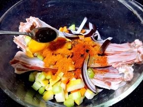 放入1勺的黑胡椒酱汁。