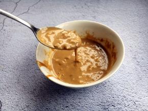 将麻酱汁调至从小勺里能自动流下。