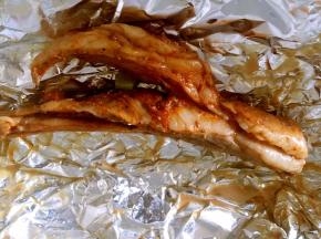 60分钟后把羊排从烤箱里拿出来，打开锡纸，把烤羊排出的汤汁倒出去。