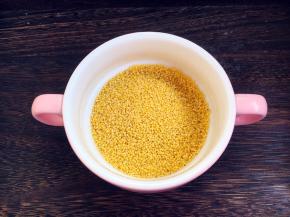 准备好50g的小米。