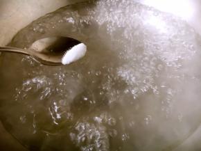 锅里放适量的水，水开后放入两滴油和少许的盐。