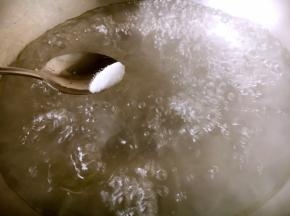 锅里放适量的水，水开后放入两滴油和少许的盐。