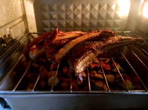 30分钟后将羊排拿出来，涂上适量的蜂蜜水，然后继续再烤30分钟。
期间土豆等蔬菜熟透了就提前拿出来。