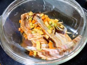 盖上容器的盖儿，放冰箱里腌制10个小时。