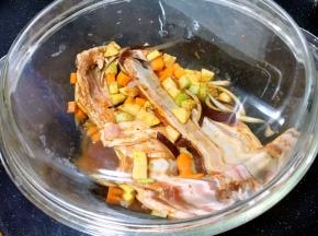 盖上容器的盖儿，放冰箱里腌制10个小时。