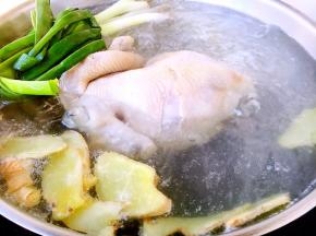 鸡1只，先用清水泡出血水，清洗干净，用凉水焯水，焯好水后用开水炖，炖的时候放入去腥的姜片和葱。
