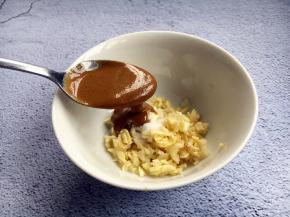 放入2勺的麻酱。