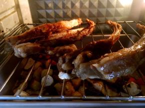 将烤羊排的锡纸撕下去，将羊排直接放在烤箱里烤，烤约30分钟左右。