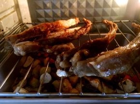 将烤羊排的锡纸撕下去，将羊排直接放在烤箱里烤，烤约30分钟左右。