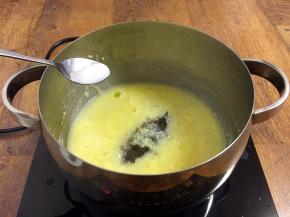 放入少许的盐即可。