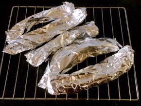 用锡纸把腌制好了羊排裹上。