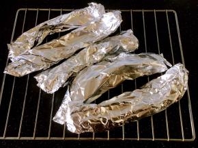 用锡纸把腌制好了羊排裹上。