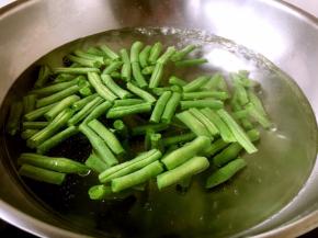 放入长豆角焯水，焯水时间不小于10分钟。