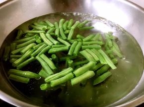 放入长豆角焯水，焯水时间不小于10分钟。