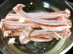 将羊排泡出血水，清洗干净，沥干水分备用。