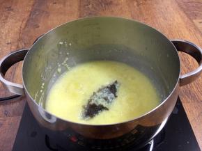 将海参放入鸡汤小米粥里，小火煮5分钟左右。