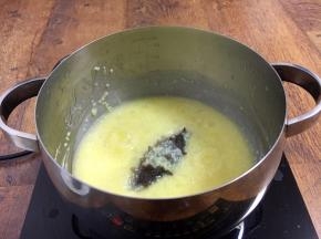 将海参放入鸡汤小米粥里，小火煮5分钟左右。