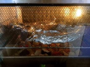 将裹好锡纸的羊排放入烤箱的中层，烤箱预热5分钟，上下加热管200度，先烤40分钟。