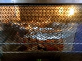 将裹好锡纸的羊排放入烤箱的中层，烤箱预热5分钟，上下加热管200度，先烤40分钟。