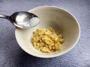 小碗里放入蒜末，往蒜末里放入适量的盐。