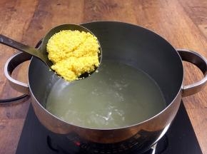 将小米放入煮开的鸡汤里。