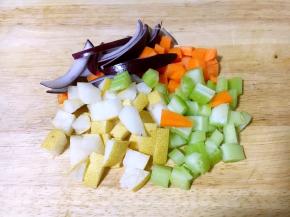 准备雪梨粒50g，芹菜粒30g.胡萝卜粒30g，洋葱碎30g。
