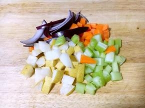 准备雪梨粒50g，芹菜粒30g.胡萝卜粒30g，洋葱碎30g。