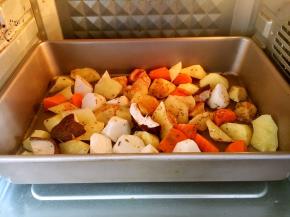 烤羊排的同时为了不浪费烤箱空间可看一些蔬菜，蔬菜渗入羊排的味道很鲜美。没有蔬菜也可以不放。烤盘里放适量的土豆，胡萝卜，香菇，放入少许的油、少许的盐，少许的孜然粉和辣椒粉，将它们拌匀。