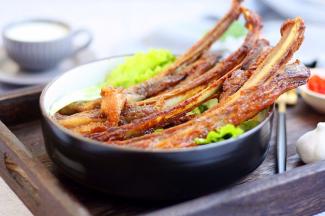 出炉后撒些盐、辣椒粉、孜然粉即可。