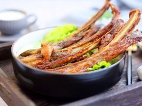 出炉后撒些盐、辣椒粉、孜然粉即可。