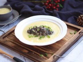 将粥盛入碗中，撒些小香葱葱花即可。