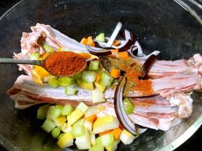 放入1勺的辣椒粉。