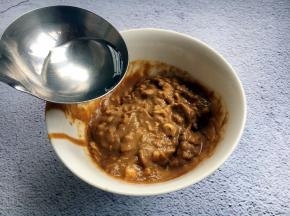 再放入适量的水。