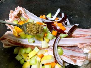 放入1勺孜然粉。