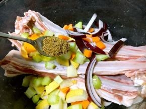 放入1勺孜然粉。