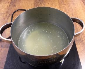 取800ml的鸡汤放入煮粥的小锅里。