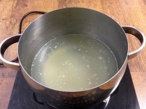 取800ml的鸡汤放入煮粥的小锅里。