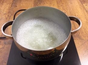 将鸡汤大火煮开。