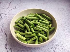 将长豆角的筋去掉，掰成寸段。