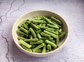 将长豆角的筋去掉，掰成寸段。