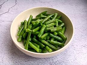 将焯好水的长豆角捞出备用。