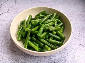将焯好水的长豆角捞出备用。