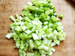 芹菜洗干净切成小块备用
