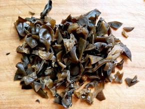 木耳泡发去根，切小块